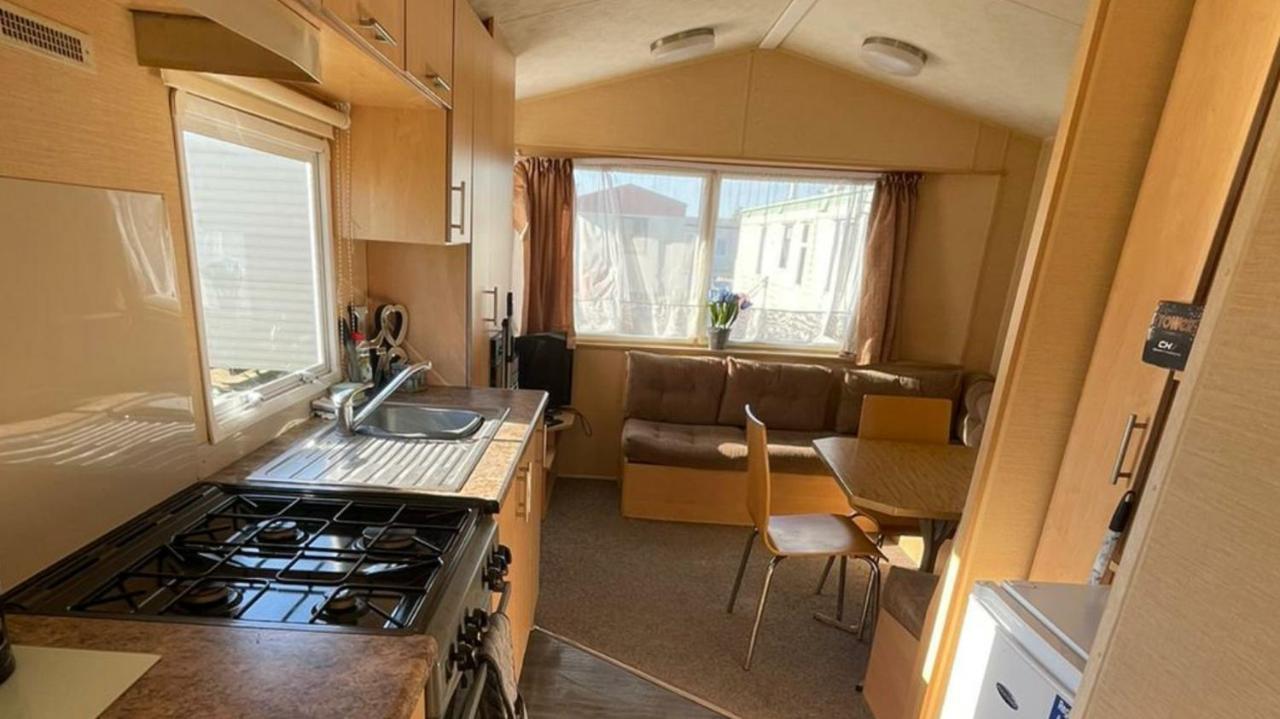Adorable 2 Bedroom Caravan In Clacton-On-Sea Ngoại thất bức ảnh