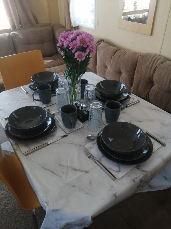 Adorable 2 Bedroom Caravan In Clacton-On-Sea Ngoại thất bức ảnh
