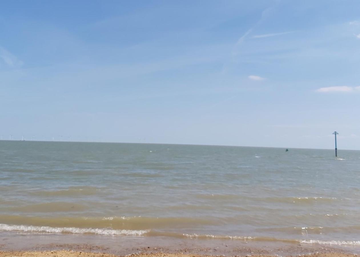Adorable 2 Bedroom Caravan In Clacton-On-Sea Ngoại thất bức ảnh