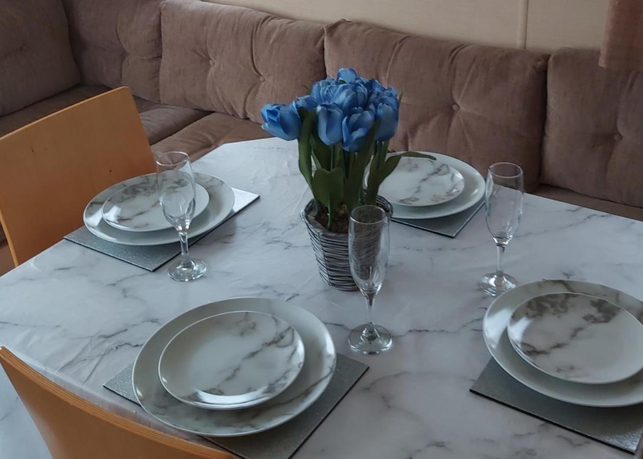 Adorable 2 Bedroom Caravan In Clacton-On-Sea Ngoại thất bức ảnh