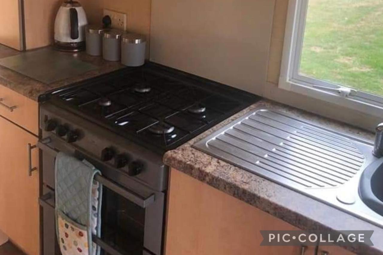 Adorable 2 Bedroom Caravan In Clacton-On-Sea Ngoại thất bức ảnh